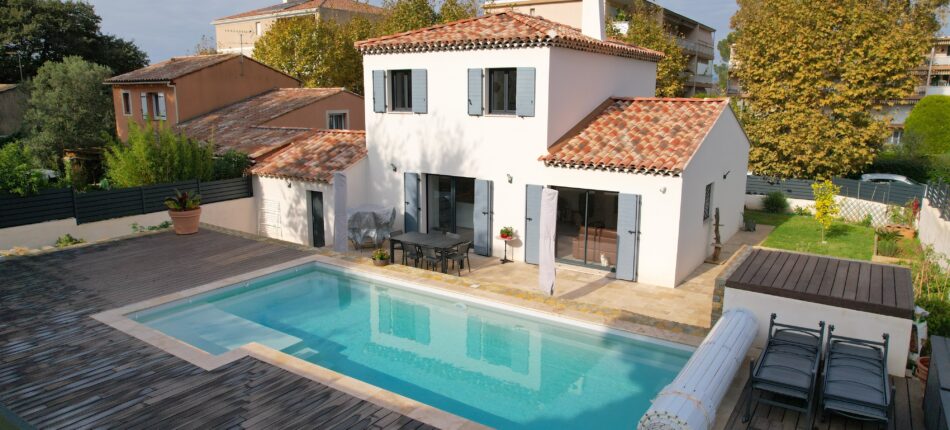 Construction d’une grande maison avec piscine dans le Var (83) !  - grande maison Var vue pisicine